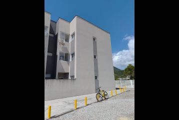 Apartamento com 02 dormitórios e piscina em Matinhos 